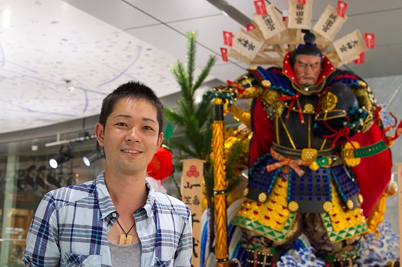 追い山翌日の内藤さん。千代流の舁き山を、展示のためJR博多駅に設置する作業に加わった。「仲間とワイワイやれるのもまた来年。そうと思うとさみしいです」