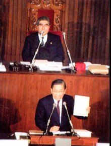 立法院長時の梁粛戎氏（上段、下段は施政報告をする李煥行政院長、当時）（国史館『梁粛戎先生訪談録』1995年より）