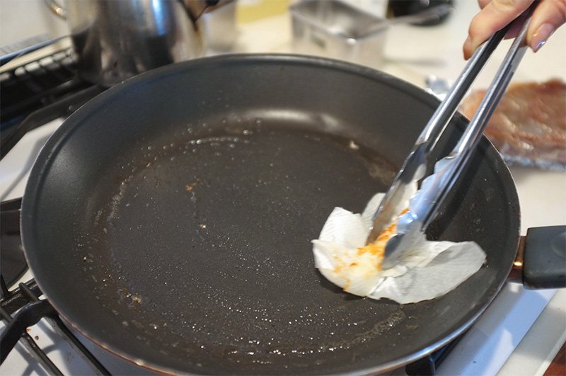鶏肉からかなり脂が出るので、キッチンペーパーで拭きましょう　写真＝ニッポンドットコム編集部