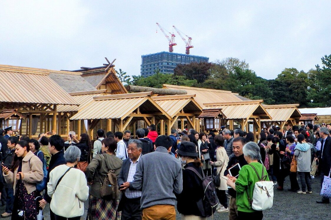 祭祀を終えた後、一般公開された大嘗宮。多くの市民・観光客が見学に訪れた＝2019年11月24日、皇居・東御苑