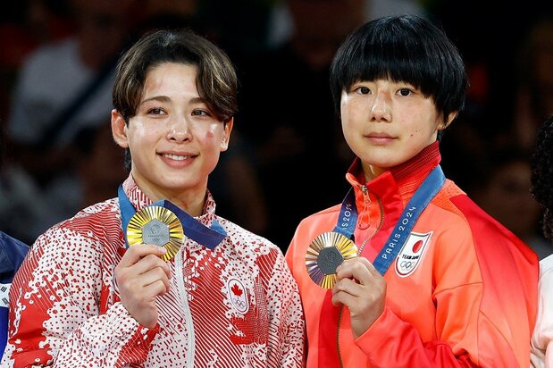 準々決勝で一本負けを喫するも、敗者復活戦からの3位決定戦でリオ大会金メダリストのシルバ（ブラジル）との激闘を制し、銅メダルを獲得した舟久保遥香（右）。表彰台では、金メダリストでカナダの出口クリスタ選手（左）らと健闘をたたえ合った（ロイター）