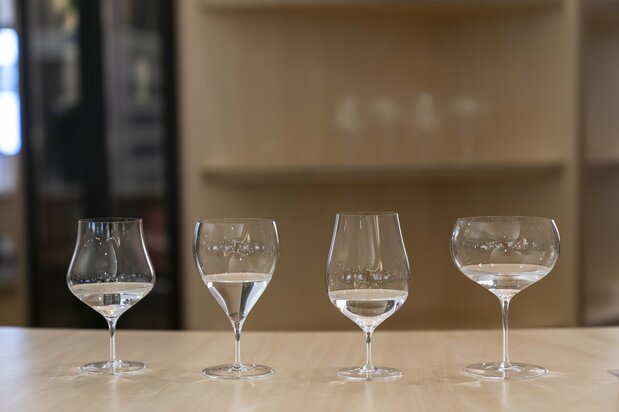 Sake glasses being promoted by Nakata Hidetoshi. (© Uwadaira Tsunebumi)