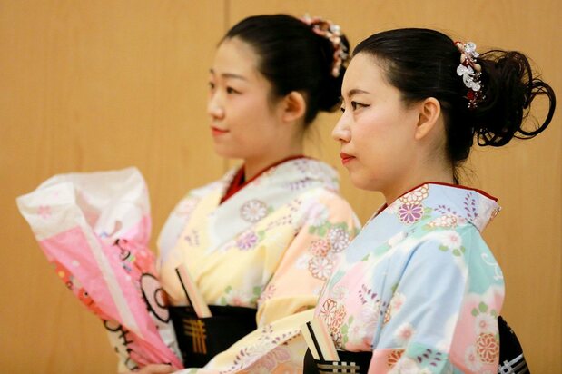 笔者(右)在日本舞蹈演出中(摄影:赵溪)