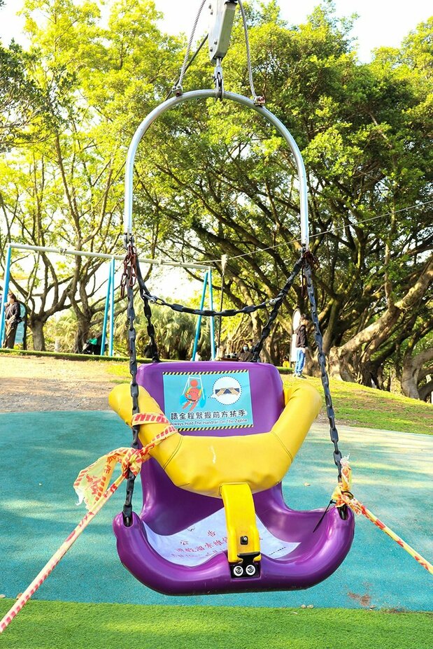 メンテナンスのため、使用が禁止された南港公園のターザンロープ。自力で体を支えられない人や、体の小さな子どもでも遊べるよう、ベルトがついている(筆者撮影)