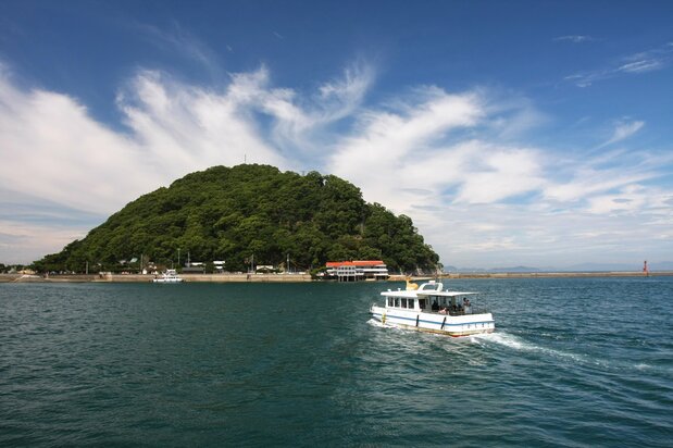 Kashima es una isla desierta de 1,5 kilómetros de circunferencia. En la antigüedad se creía que los dioses la habitaban y aún quedan ruinas históricas y algunos santuarios. En sus playas se puede disfrutar de varias actividades marinas como bañarse en sus aguas y el buceo. También es posible acampar u hospedarse en sus posadas. (Imagen de la Asociación de Productos Turísticos de la Prefectura de Ehime)