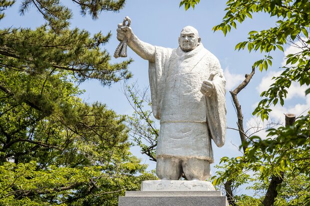 仁王門の手前に立つ日蓮聖人説法像