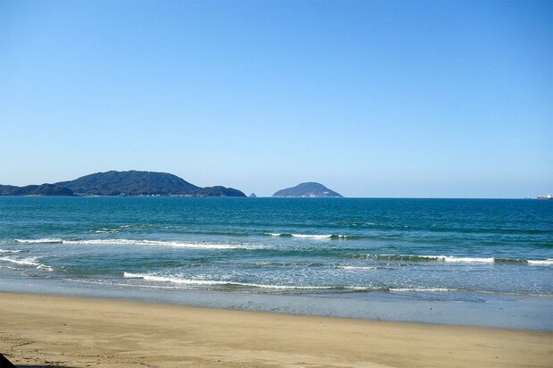 今津の海岸から博多湾を望む。中央に見えるのが玄界島（筆者撮影）
