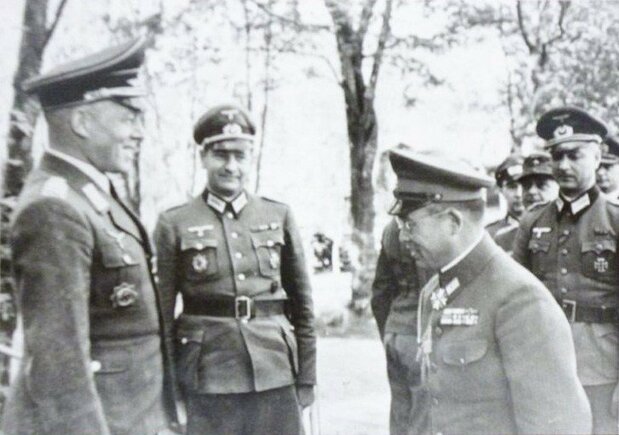 ノルウェーを占領したドイツ軍を視察する小野寺信(1943年)=小野寺家提供