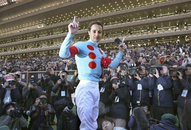 第38回ジャパンカップをアーモンドアイで制し、インタビューでポーズを取るルメール騎手(2018/11/25)共同