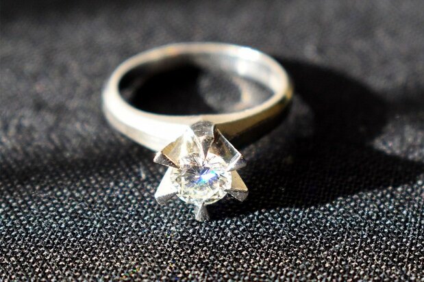ダイヤモンドの婚約指輪(評者撮影)