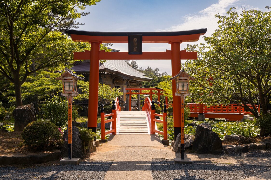 千本鳥居の起点部分に建つ龍神宮