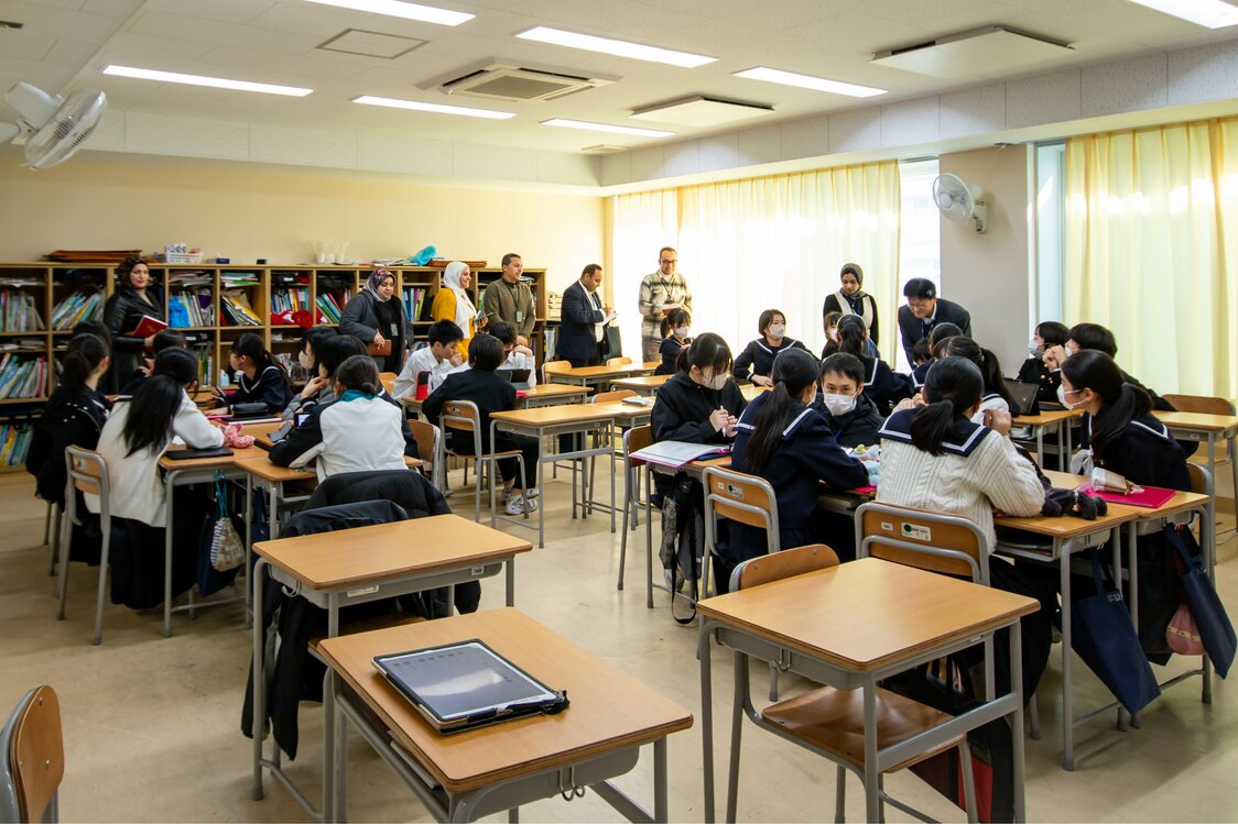 يشارك التلاميذ في الأعدادية التابعة للجامعة في حلقات النقاش الاستقصائية على مدار العام تحت عنوان ”مشاريع لنقلها إلى التلاميذ الأصغر سنًا“.