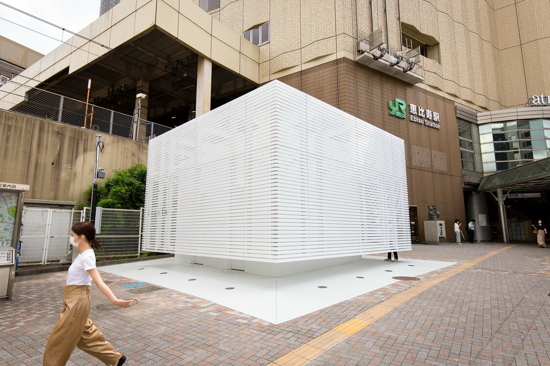 佐藤可士和氏の「恵比寿駅西口公衆トイレ」は、清潔と安心を重視して「WHITE」と名付けられた