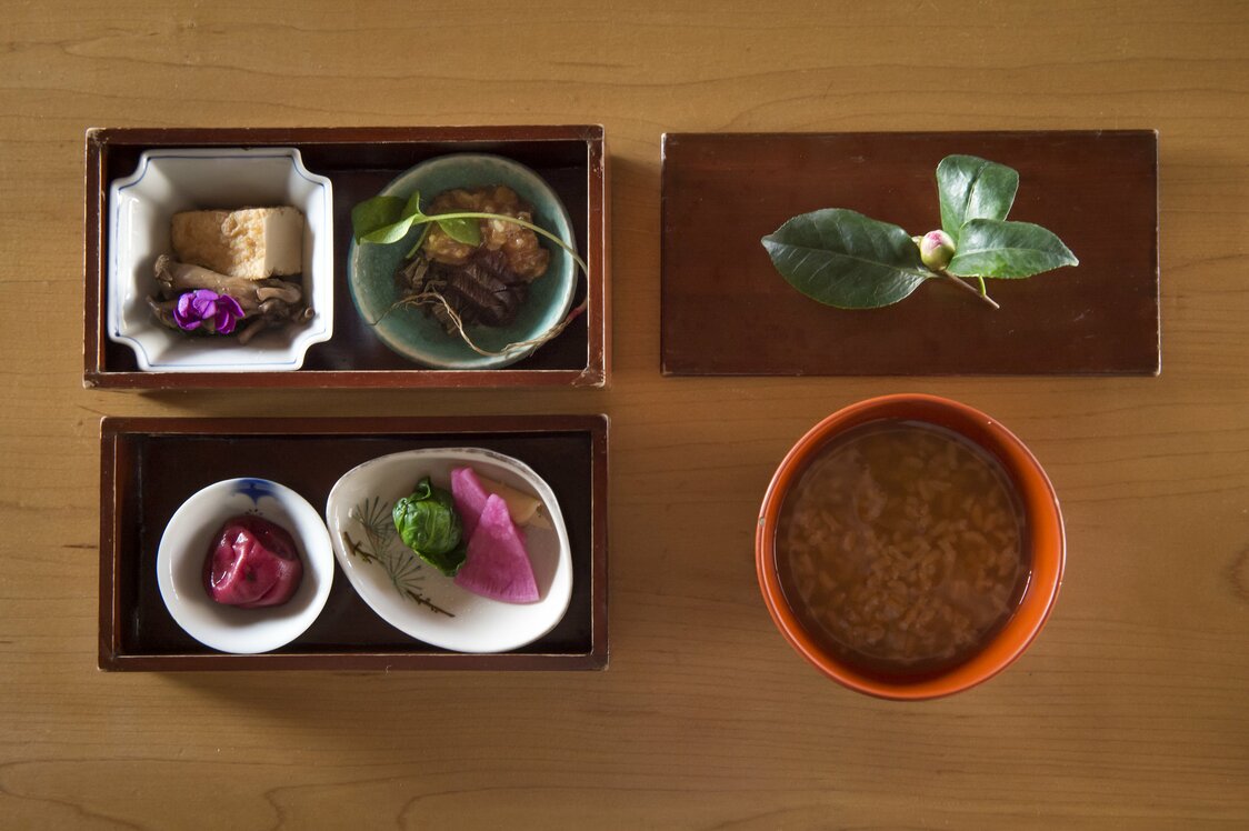 弁当箱には茶粥を引き立てるおかず