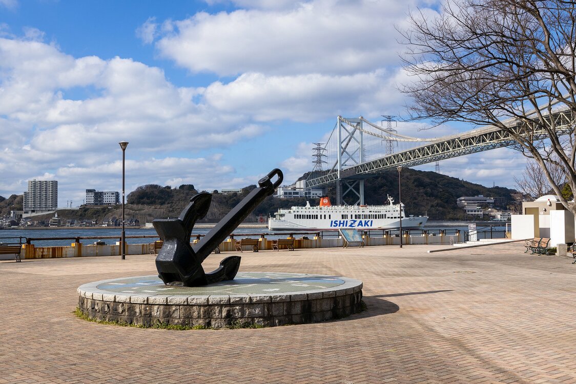 ノーフォーク広場は人気の写真スポット。関門海峡を通過する巨大な船が目の前に