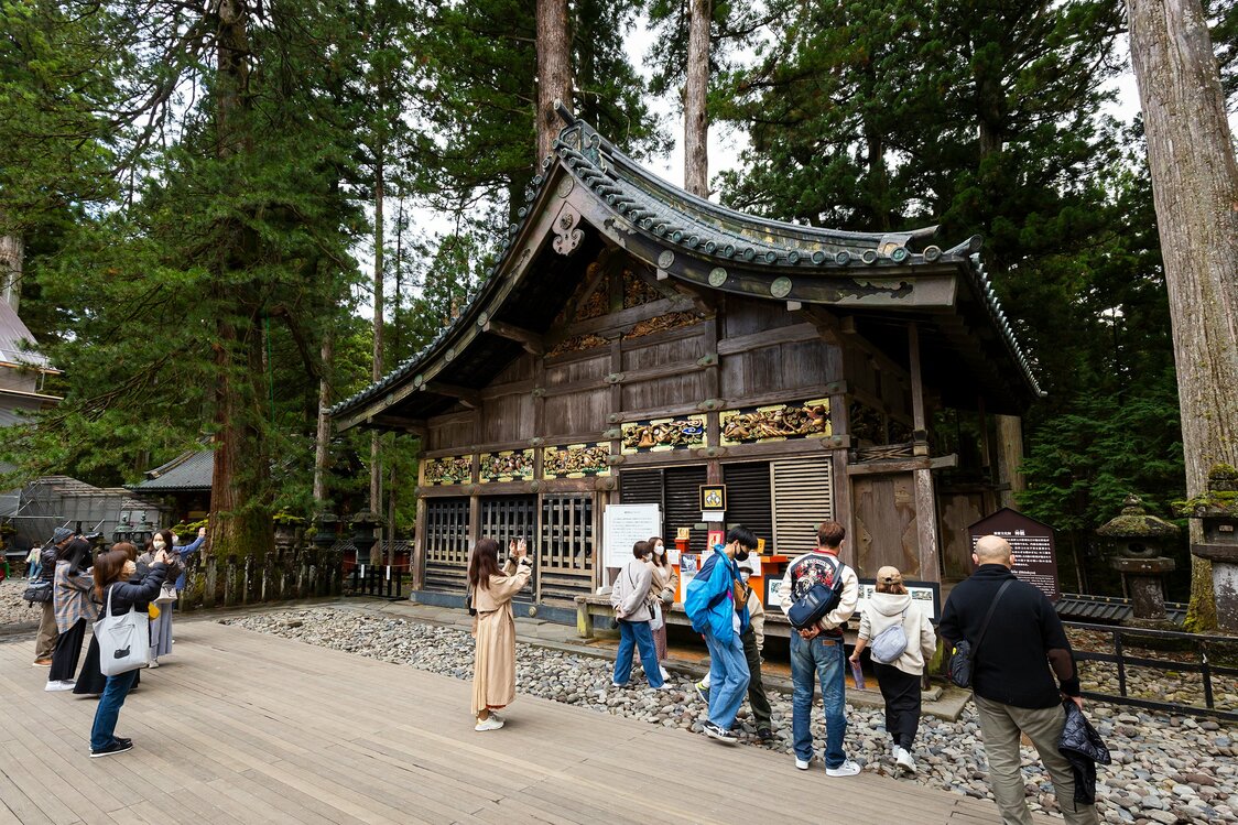 Delante del establo divino había varias personas sacando fotos con teléfonos inteligentes. (Imagen de la redacción de nippon.com)