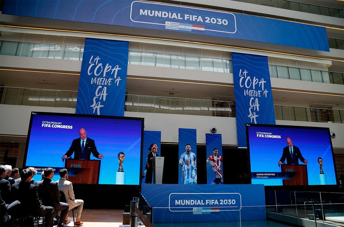 La FIFA annonce que trois matchs de la Coupe du monde de 2030 auront lieu ailleurs que dans les trois pays organisateurs, l’Espagne, le Portugal et le Maroc, dans un projet ambitieux d’une compétition organisée sur plusieurs continents. (Reuters)