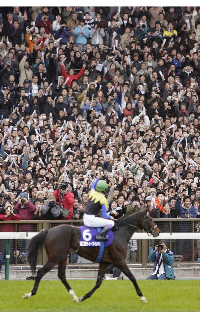 2006年11月26日、ジャパンカップを制したディープインパクトと武豊騎手への競馬ファンの歓声で盛り上がる東京競馬場　共同