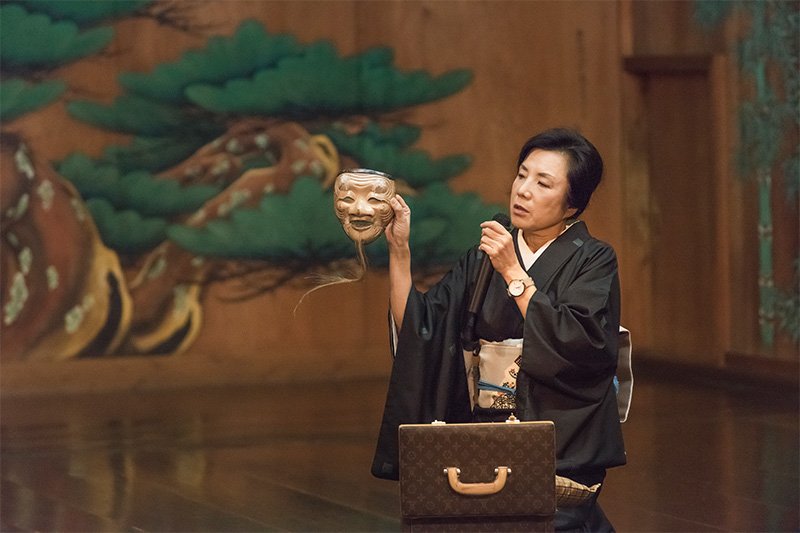「翁（おきな）」の面をつける役者は、舞台前に精進潔斎（しょうじんけっさい）の生活を送る