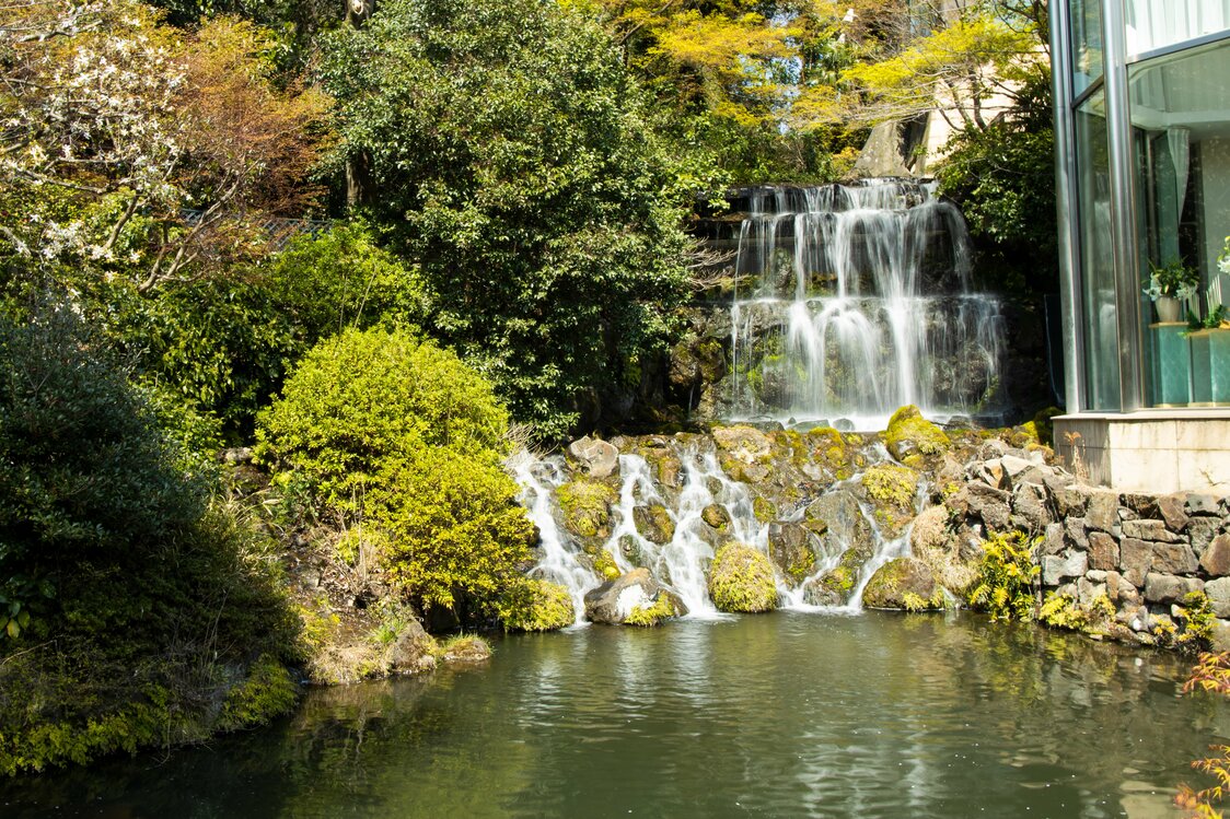 La cascade Gojô coule sur des rochers recouverts de mousse verdoyante. Très prisé des visiteurs, un couloir vitré niché derrière la cascade offre une vue imprenable sur le jardin à travers les embruns.