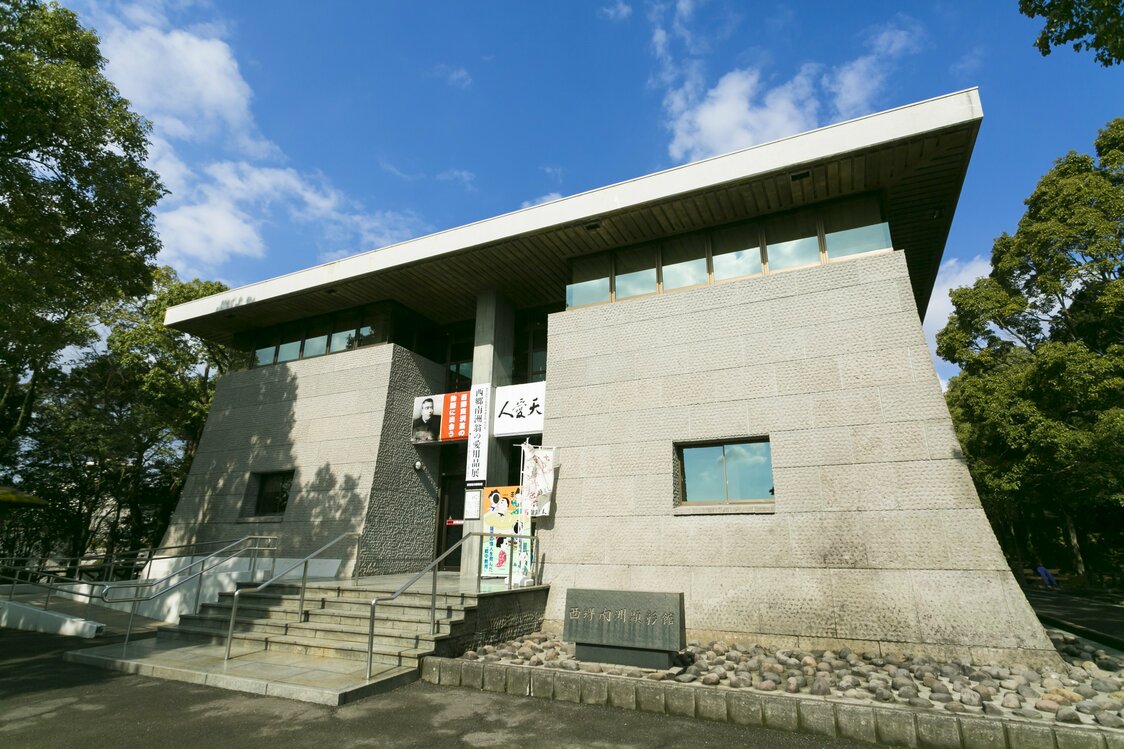 西郷が江戸城を無血開城に導いた功績にちなみ、建物のコンセプトは“城壁を開く”。正面から見ると漢字の「開」の形をしていることに気づく