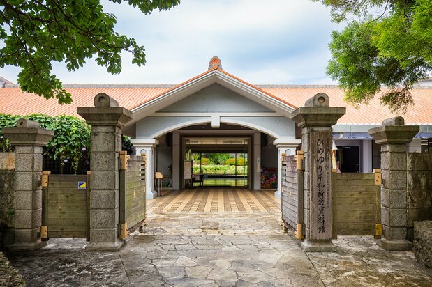 1989年6月23日に開館した「ひめゆり平和祈念資料館」。写真中央に見える美しい中庭は、亡くなった生徒と教師にささげられている