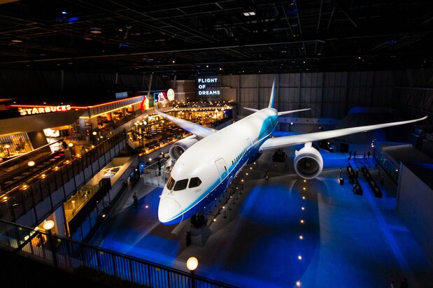 巨大な787が置かれる建物内部。翼がフードコートの上まで伸びている