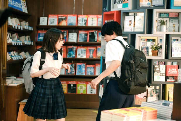 BL好きの紗枝(山田杏奈、左)がクラスメイトの純(神尾楓珠)と本屋で遭遇 ©2021「彼女が好きなものは」製作委員会