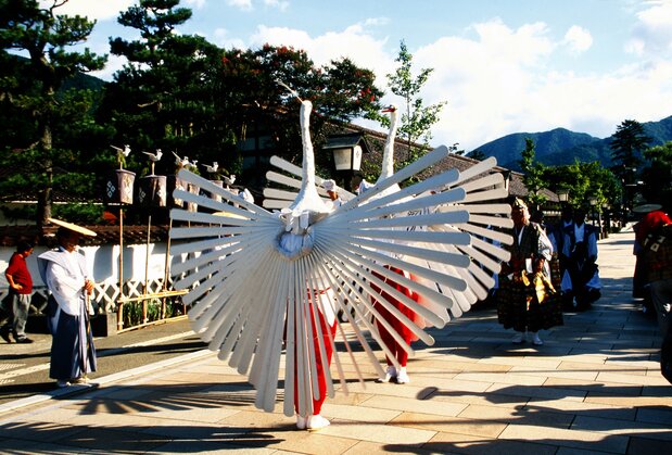 La danse Tsuwano Yasaka Jinja no Sagi Mai, à Tsuwano, dans la préfecture de Shimane (© Bureau du tourisme de la préfecture de Shimane)