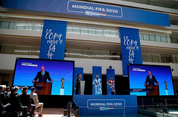 FIFA has seen shifted toward multicountry bids to host the World Cup. Members of the Uruguay/Argentina/Chile/Paraguay joint bid watch the FIFA Congress from Asunción, Paraguay, in December 2024. (© Reuters)