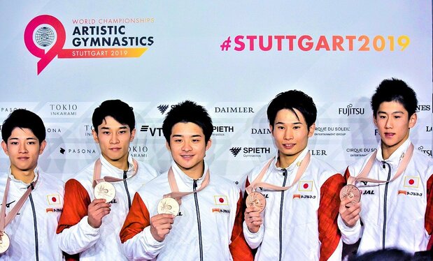 Hashimoto Daiki (right) displays his bronze medal with other members of Japan’s gymnastics team at the World Championships in Stuttgart. (Courtesy Yanai Yumiko)