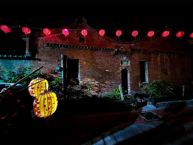 鹿港の夜の街歩きは、旅人も古都の風景の一部と化す