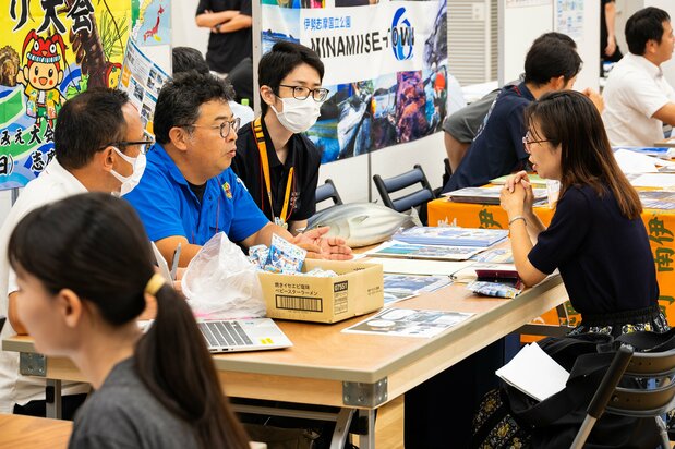 Una asistente haciendo animadas preguntas. (© nippon.com)
