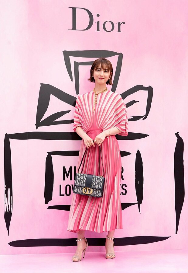 ディオールの香水の歴史と伝統を展示する展示会の会場を訪れた佐々木希さん=時事通信