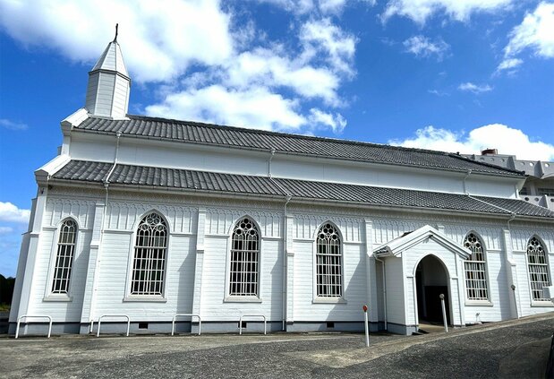 La iglesia de Mizunoura, diseñada y construida por Tetsukawa Yosuke, es una de las mayores iglesias de estructura de madera de Japón. En sus proximidades se encuentra la de Kusuhara, del mismo autor. (Fotografía: Amano Hisaki)