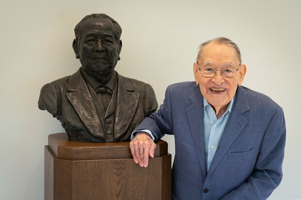 Shibusawa Masahide et le buste de son célèbre arrière-grand-père, qui a servi de modèle pour les nouveaux billets de banque.