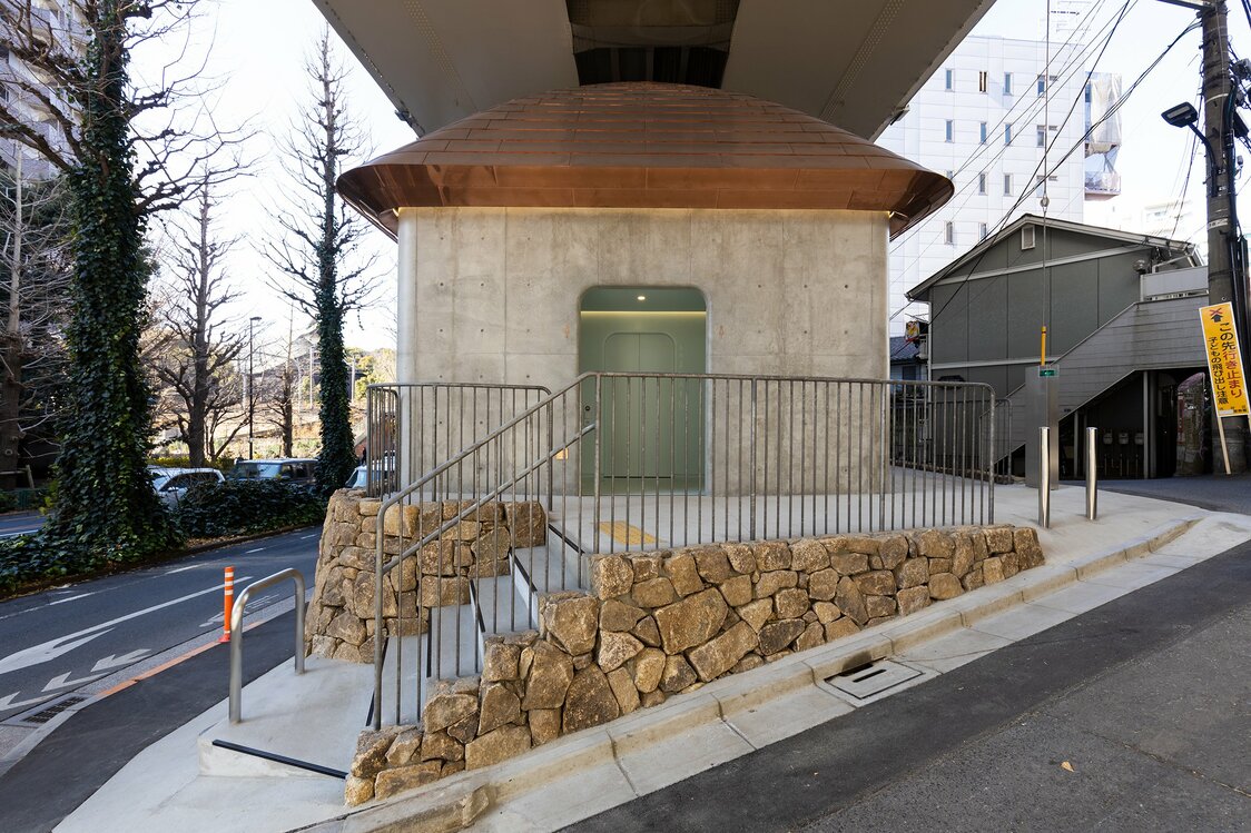 近くで眺めると石垣が印象的。銅製の屋根は緩やかな曲線を描く、日本伝統の「蓑甲（みのこ）屋根」