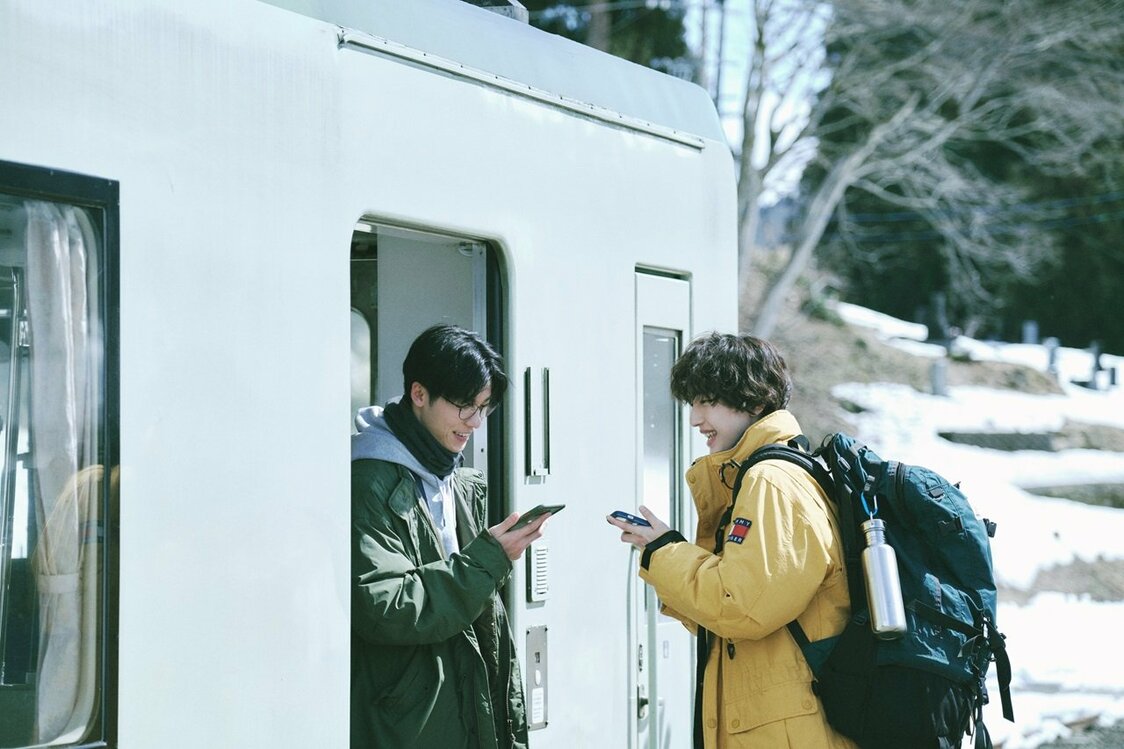 ジミーと幸次（道枝駿佑、右）は電車内で出会う。監督の藤井道人いわく「制約ゆえにドラマティックな撮影体験だった」 ©2024「青春18×2」Film Partners