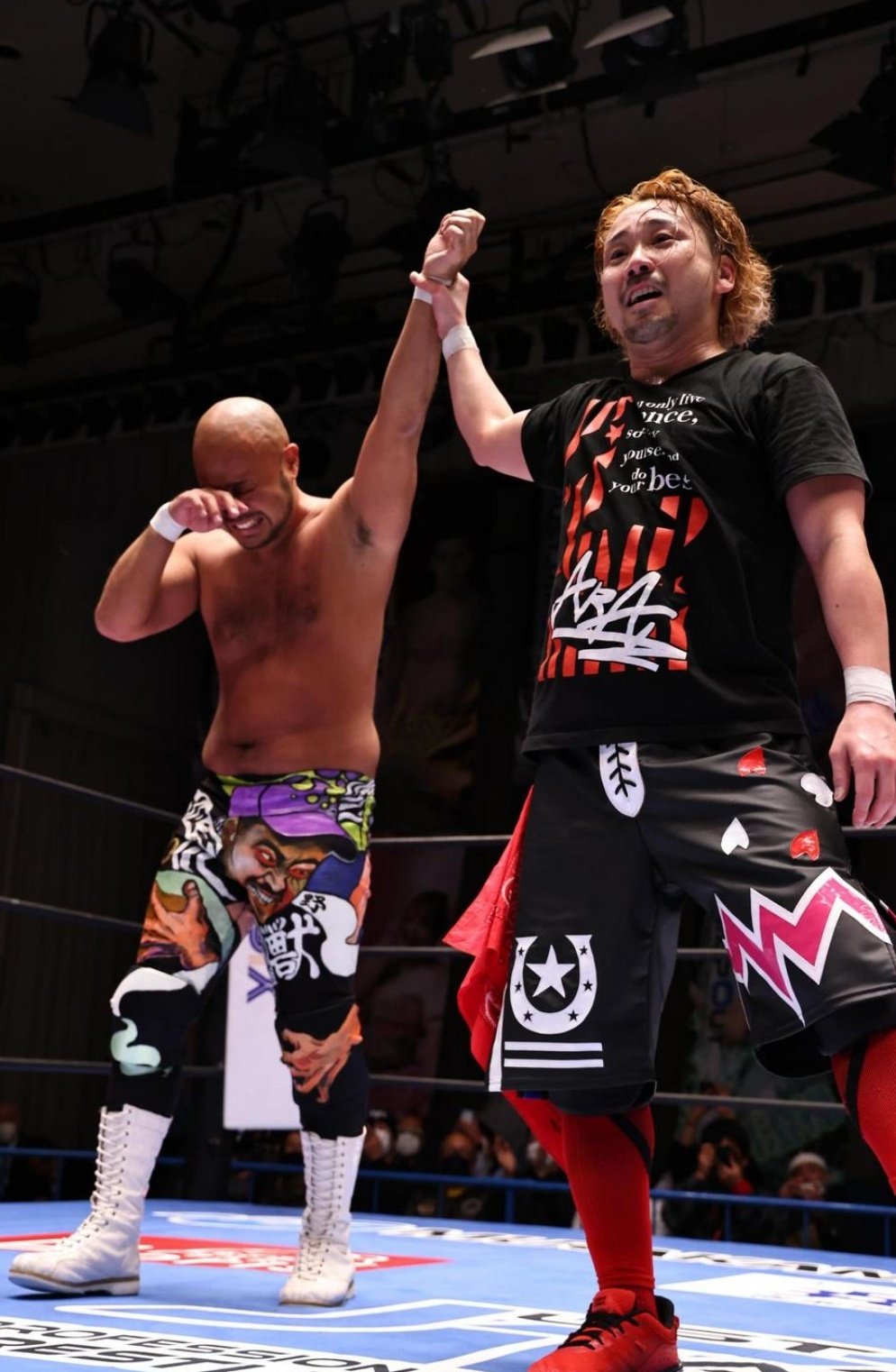 Hiro Iijima (derecha) cumplió su sueño al debutar como luchador libre en la meca de este deporte en Japón, el Kōrakuen Hall. Lo consiguió tras un año de entrenamiento sin contar con experiencia previa.