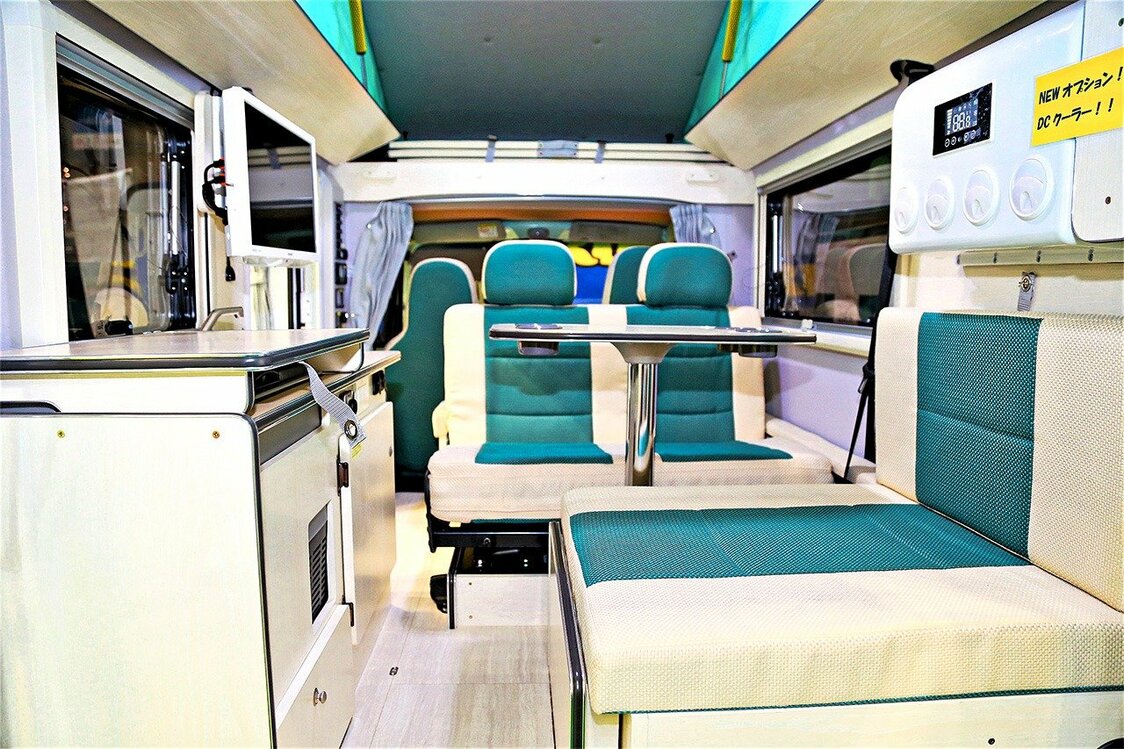 軽トラックベースとは思えないほど快適な居住スペースを実現した、軽キャンパーの室内空間　著者撮影