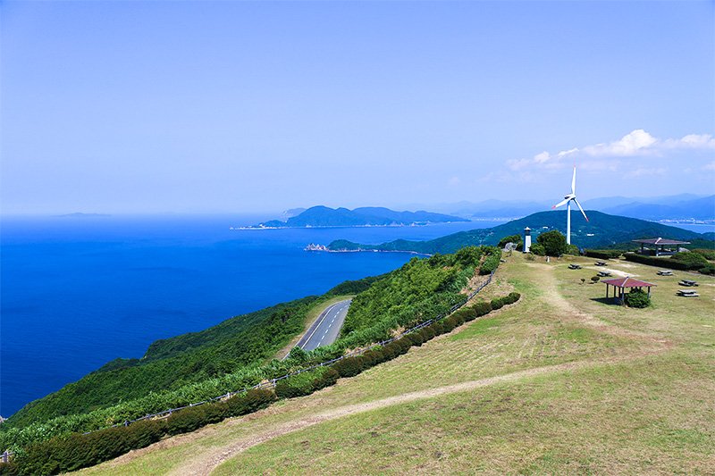 Desde las praderas de Senjōjiki se puede contemplar una agradable estampa del mar de Japón (imagen cortesía del Ayuntamiento de Nagato).