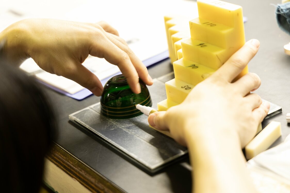 カットの目安となる線を引く「割り出し」の工程。江戸切子の美しいきらめきはここから始まる