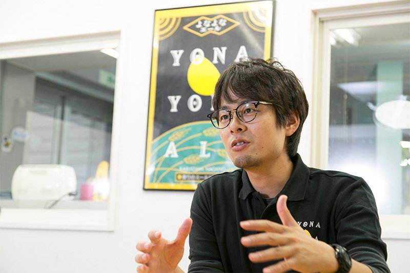 El portavoz de Yoho Brewing, Hara Kentarō, explica el enfoque de la compañía para elaborar cerveza artesanal. (© Kawamoto Seiya)