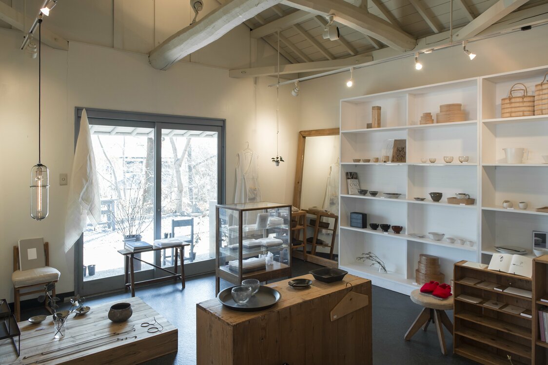 Gallery Tsukikusa exhibits and sell crafts and household furnishings.