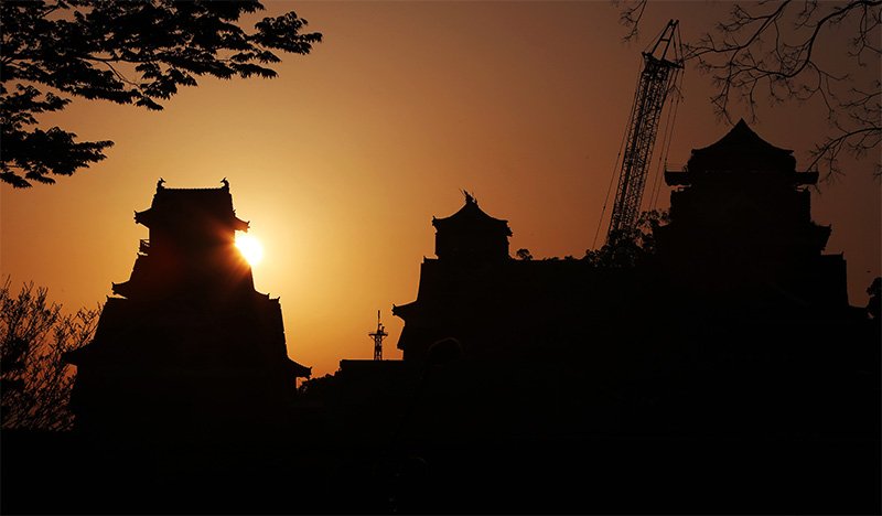 熊本地區連環強震中嚴重受損的熊本城，在朝陽中迎來震後1週年紀念日。左起宇土櫓箭樓、小天守瞭望樓、大天守瞭望樓（時事社）