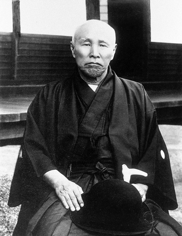 Окума Сигэнобу (1838-1922). Родился в семье военных княжества Сага, был министром иностранных дел, премьер-министром. Основатель Университета Васэда (Фотография из книги «Фотографии знаменитых мужей» (Кинсэй мэйси сясин), Т. 2, 1935)
