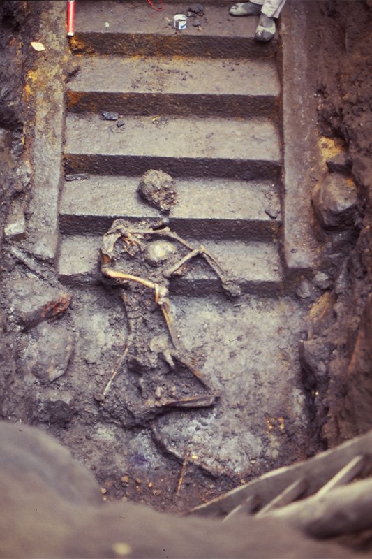 Una excavación en 1979 desenterró los restos de dos mujeres que murieron mientras trataban de subir por la escalera del pabellón de Kannon. (Imagen cortesía del Museo de Historia de Tsumagoi)