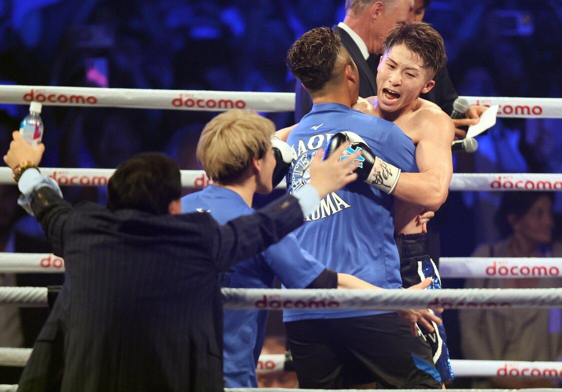 Inoue Naoya (a la derecha) después de ganar los títulos de peso gallo en Tokio el 25 de julio de 2023. (© Jiji)