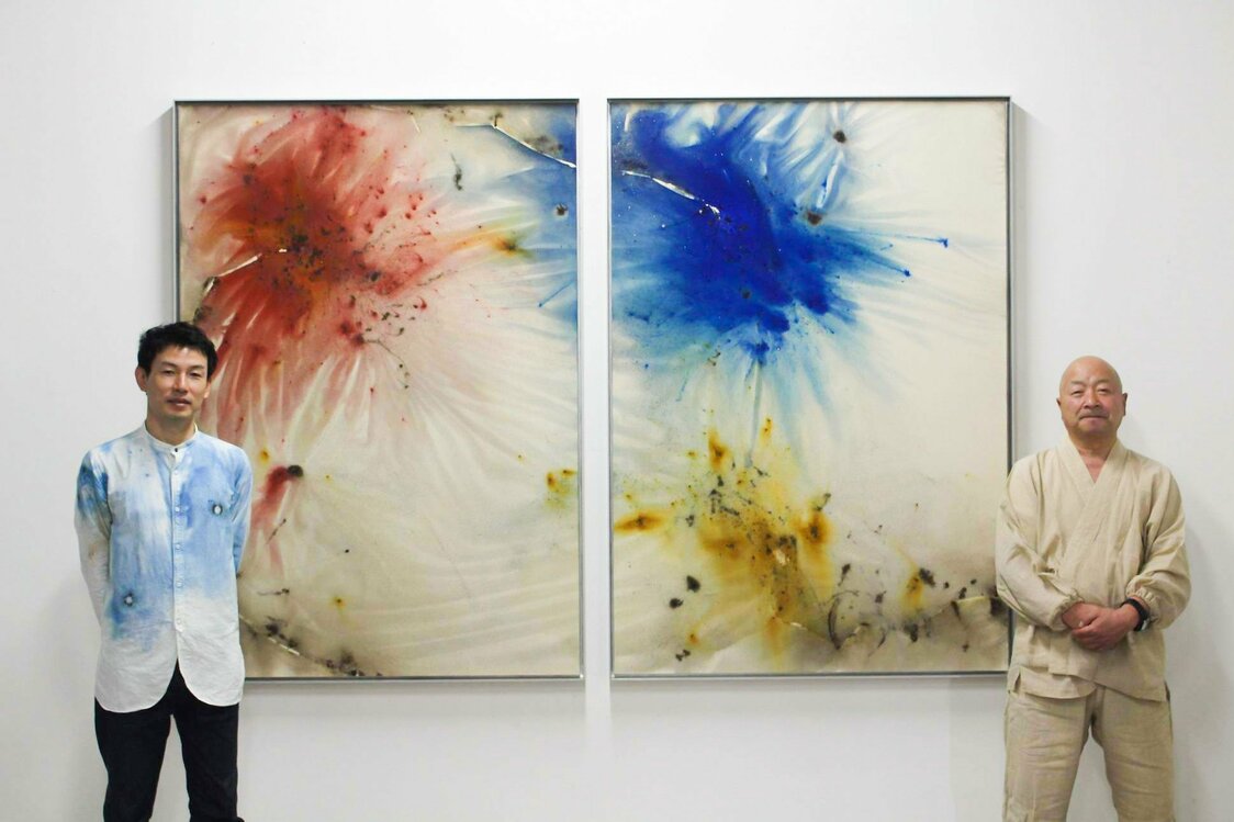 Yamaguchi and Shinjuan superior Yamada, standing before another of the artist’s creations. (© Tsunoda Ryūichi)