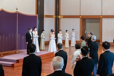 宮殿松の間で新年の祝賀をお受けになる天皇皇后両陛下・皇族方(宮内庁のHPから)